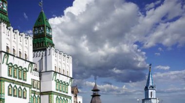 Izmaylovo 'daki Kremlin, Moskova, Rusya' daki hareketli bulutlara karşı ünlü İzmaylovo Vernissage 'a dayanan eşsiz kültür ve eğlence merkezi.