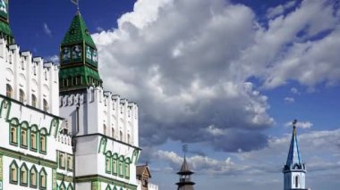 Izmaylovo 'daki Kremlin, Moskova, Rusya' daki hareketli bulutlara karşı ünlü İzmaylovo Vernissage 'a dayanan eşsiz kültür ve eğlence merkezi.