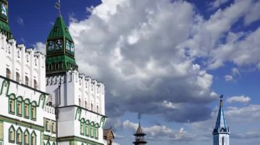 Izmaylovo 'daki Kremlin, Moskova, Rusya' daki hareketli bulutlara karşı ünlü İzmaylovo Vernissage 'a dayanan eşsiz kültür ve eğlence merkezi.