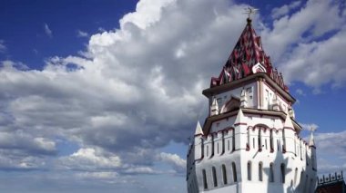 Izmaylovo 'daki Kremlin, Moskova, Rusya' daki hareketli bulutlara karşı ünlü İzmaylovo Vernissage 'a dayanan eşsiz kültür ve eğlence merkezi.