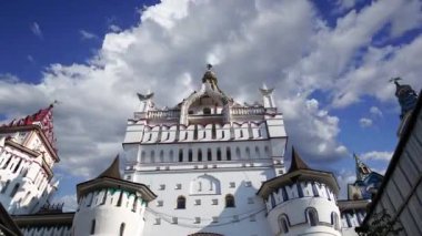 Izmaylovo 'daki Kremlin, Moskova, Rusya' daki hareketli bulutlara karşı ünlü İzmaylovo Vernissage 'a dayanan eşsiz kültür ve eğlence merkezi.