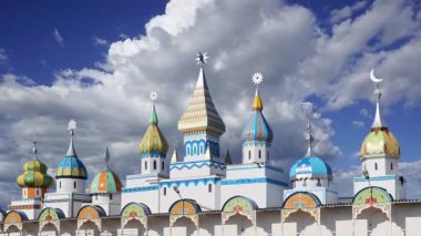 Izmaylovo 'daki Kremlin, Moskova, Rusya' daki hareketli bulutlara karşı ünlü İzmaylovo Vernissage 'a dayanan eşsiz kültür ve eğlence merkezi.