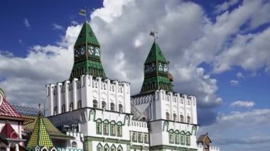 Izmaylovo 'daki Kremlin, Moskova, Rusya' daki hareketli bulutlara karşı ünlü İzmaylovo Vernissage 'a dayanan eşsiz kültür ve eğlence merkezi.