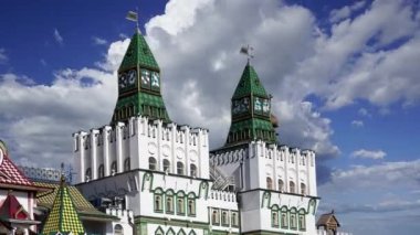 Izmaylovo 'daki Kremlin, Moskova, Rusya' daki hareketli bulutlara karşı ünlü İzmaylovo Vernissage 'a dayanan eşsiz kültür ve eğlence merkezi.