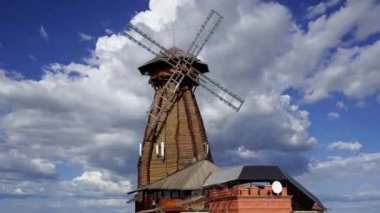 Izmaylovo 'daki Kremlin, Moskova, Rusya' daki hareketli bulutlara karşı ünlü İzmaylovo Vernissage 'a dayanan eşsiz kültür ve eğlence merkezi.