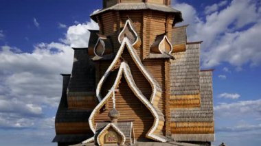 Izmailovsky Kremlin 'deki Aziz Niklas Kilisesi (Kremlin in Izmailovo) hareketli bulutlara karşı, Moskova, Rusya. Yeni kilise, Rus ahşap mimarisinin geleneklerine göre inşa edildi. 