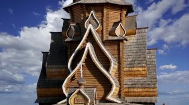 Izmailovsky Kremlin 'deki Aziz Niklas Kilisesi (Kremlin in Izmailovo) hareketli bulutlara karşı, Moskova, Rusya. Yeni kilise, Rus ahşap mimarisinin geleneklerine göre inşa edildi. 