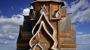 Izmailovsky Kremlin 'deki Aziz Niklas Kilisesi (Kremlin in Izmailovo) hareketli bulutlara karşı, Moskova, Rusya. Yeni kilise, Rus ahşap mimarisinin geleneklerine göre inşa edildi. 