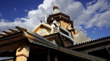 Izmailovsky Kremlin 'deki Aziz Niklas Kilisesi (Kremlin in Izmailovo) hareketli bulutlara karşı, Moskova, Rusya. Yeni kilise, Rus ahşap mimarisinin geleneklerine göre inşa edildi. 