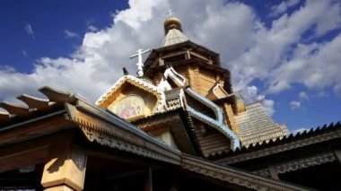 Izmailovsky Kremlin 'deki Aziz Niklas Kilisesi (Kremlin in Izmailovo) hareketli bulutlara karşı, Moskova, Rusya. Yeni kilise, Rus ahşap mimarisinin geleneklerine göre inşa edildi. 