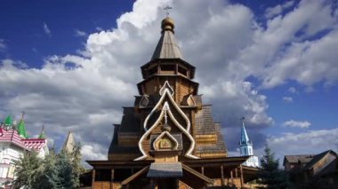Izmailovsky Kremlin 'deki Aziz Niklas Kilisesi (Kremlin in Izmailovo) hareketli bulutlara karşı, Moskova, Rusya. Yeni kilise, Rus ahşap mimarisinin geleneklerine göre inşa edildi. 