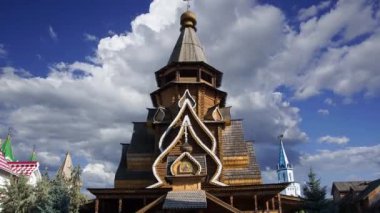 Izmailovsky Kremlin 'deki Aziz Niklas Kilisesi (Kremlin in Izmailovo) hareketli bulutlara karşı, Moskova, Rusya. Yeni kilise, Rus ahşap mimarisinin geleneklerine göre inşa edildi. 
