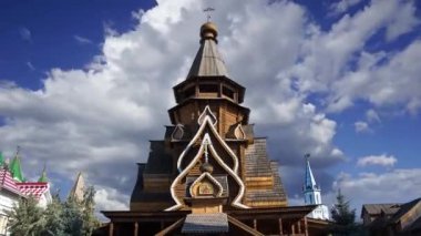 Izmailovsky Kremlin 'deki Aziz Niklas Kilisesi (Kremlin in Izmailovo) hareketli bulutlara karşı, Moskova, Rusya. Yeni kilise, Rus ahşap mimarisinin geleneklerine göre inşa edildi. 