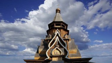 Izmailovsky Kremlin 'deki Aziz Niklas Kilisesi (Kremlin in Izmailovo) hareketli bulutlara karşı, Moskova, Rusya. Yeni kilise, Rus ahşap mimarisinin geleneklerine göre inşa edildi. 