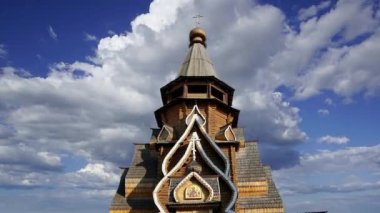 Izmailovsky Kremlin 'deki Aziz Niklas Kilisesi (Kremlin in Izmailovo) hareketli bulutlara karşı, Moskova, Rusya. Yeni kilise, Rus ahşap mimarisinin geleneklerine göre inşa edildi. 