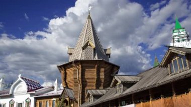 Izmaylovo 'daki Kremlin, Moskova, Rusya' daki hareketli bulutlara karşı ünlü İzmaylovo Vernissage 'a dayanan eşsiz kültür ve eğlence merkezi.