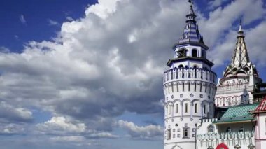 Izmaylovo 'daki Kremlin, Moskova, Rusya' daki hareketli bulutlara karşı ünlü İzmaylovo Vernissage 'a dayanan eşsiz kültür ve eğlence merkezi.
