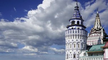 Izmaylovo 'daki Kremlin, Moskova, Rusya' daki hareketli bulutlara karşı ünlü İzmaylovo Vernissage 'a dayanan eşsiz kültür ve eğlence merkezi.