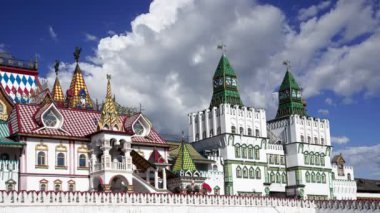 Izmaylovo 'daki Kremlin, Moskova, Rusya' daki hareketli bulutlara karşı ünlü İzmaylovo Vernissage 'a dayanan eşsiz kültür ve eğlence merkezi.