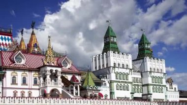 Izmaylovo 'daki Kremlin, Moskova, Rusya' daki hareketli bulutlara karşı ünlü İzmaylovo Vernissage 'a dayanan eşsiz kültür ve eğlence merkezi.