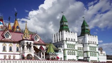 Izmaylovo 'daki Kremlin, Moskova, Rusya' daki hareketli bulutlara karşı ünlü İzmaylovo Vernissage 'a dayanan eşsiz kültür ve eğlence merkezi.