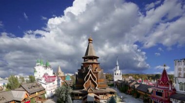 Izmailovsky Kremlin 'deki Aziz Niklas Kilisesi (Kremlin in Izmailovo) hareketli bulutlara karşı, Moskova, Rusya. Yeni kilise, Rus ahşap mimarisinin geleneklerine göre inşa edildi. 