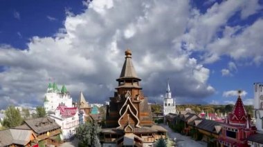 Izmailovsky Kremlin 'deki Aziz Niklas Kilisesi (Kremlin in Izmailovo) hareketli bulutlara karşı, Moskova, Rusya. Yeni kilise, Rus ahşap mimarisinin geleneklerine göre inşa edildi. 