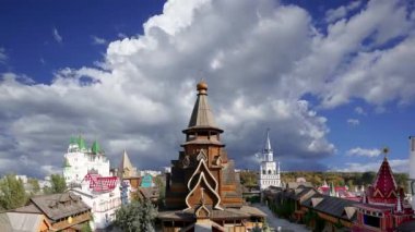Izmailovsky Kremlin 'deki Aziz Niklas Kilisesi (Kremlin in Izmailovo) hareketli bulutlara karşı, Moskova, Rusya. Yeni kilise, Rus ahşap mimarisinin geleneklerine göre inşa edildi. 