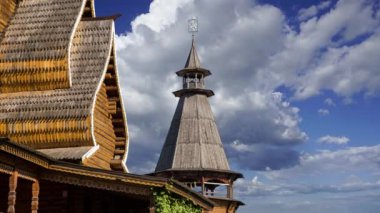 Izmaylovo 'daki Kremlin, Moskova, Rusya' daki hareketli bulutlara karşı ünlü İzmaylovo Vernissage 'a dayanan eşsiz kültür ve eğlence merkezi.