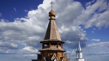 Izmailovsky Kremlin 'deki Aziz Niklas Kilisesi (Kremlin in Izmailovo) hareketli bulutlara karşı, Moskova, Rusya. Yeni kilise, Rus ahşap mimarisinin geleneklerine göre inşa edildi. 