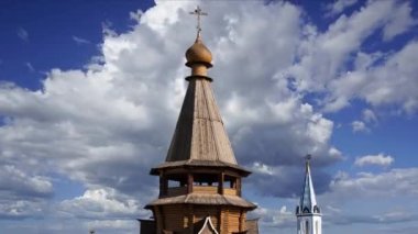 Izmailovsky Kremlin 'deki Aziz Niklas Kilisesi (Kremlin in Izmailovo) hareketli bulutlara karşı, Moskova, Rusya. Yeni kilise, Rus ahşap mimarisinin geleneklerine göre inşa edildi. 
