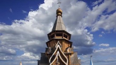 Izmailovsky Kremlin 'deki Aziz Niklas Kilisesi (Kremlin in Izmailovo) hareketli bulutlara karşı, Moskova, Rusya. Yeni kilise, Rus ahşap mimarisinin geleneklerine göre inşa edildi. 