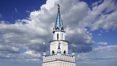 Izmaylovo 'daki Kremlin, Moskova, Rusya' daki hareketli bulutlara karşı ünlü İzmaylovo Vernissage 'a dayanan eşsiz kültür ve eğlence merkezi.