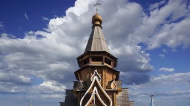 Izmailovsky Kremlin 'deki Aziz Niklas Kilisesi (Kremlin in Izmailovo) hareketli bulutlara karşı, Moskova, Rusya. Yeni kilise, Rus ahşap mimarisinin geleneklerine göre inşa edildi. 