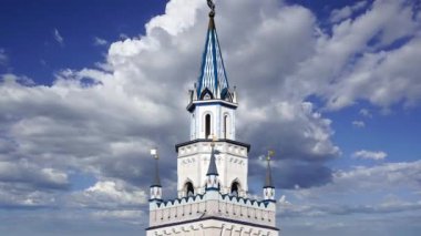 Izmaylovo 'daki Kremlin, Moskova, Rusya' daki hareketli bulutlara karşı ünlü İzmaylovo Vernissage 'a dayanan eşsiz kültür ve eğlence merkezi.