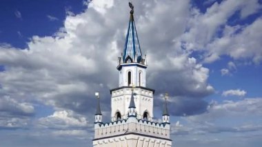 Izmaylovo 'daki Kremlin, Moskova, Rusya' daki hareketli bulutlara karşı ünlü İzmaylovo Vernissage 'a dayanan eşsiz kültür ve eğlence merkezi.