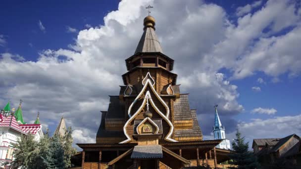 イジロフスキー クレムリン イジロヴォのクレムリン の聖ニコラス教会は 移動する雲 モスクワ ロシアに対して ロシアの木造建築の伝統に基づいて建てられた新しい教会 — ストック動画