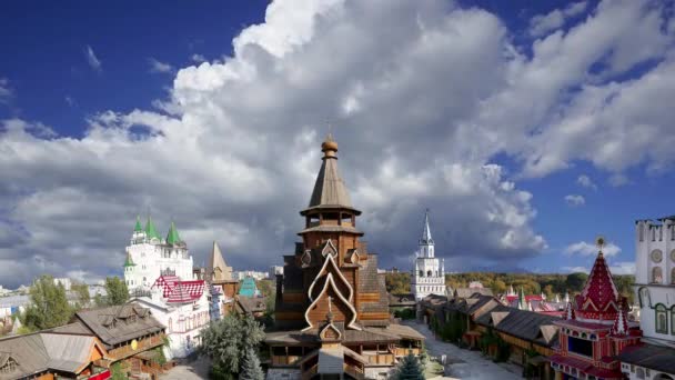 伊斯梅洛夫斯基克里姆林宫 位于伊斯梅洛沃的克里姆林宫 的圣尼古拉斯教堂对抗移动的云彩 俄罗斯莫斯科 这座新教堂是根据俄罗斯木结构的传统建造的 — 图库视频影像