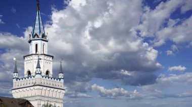Izmaylovo 'daki Kremlin, Moskova, Rusya' daki hareketli bulutlara karşı ünlü İzmaylovo Vernissage 'a dayanan eşsiz kültür ve eğlence merkezi.
