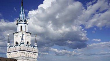 Izmaylovo 'daki Kremlin, Moskova, Rusya' daki hareketli bulutlara karşı ünlü İzmaylovo Vernissage 'a dayanan eşsiz kültür ve eğlence merkezi.