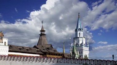 Izmaylovo 'daki Kremlin, Moskova, Rusya' daki hareketli bulutlara karşı ünlü İzmaylovo Vernissage 'a dayanan eşsiz kültür ve eğlence merkezi.