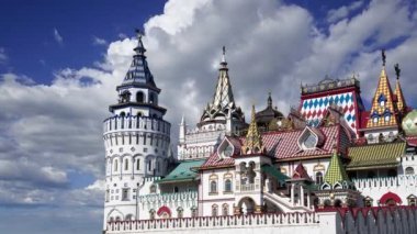 Izmaylovo 'daki Kremlin, Moskova, Rusya' daki hareketli bulutlara karşı ünlü İzmaylovo Vernissage 'a dayanan eşsiz kültür ve eğlence merkezi.
