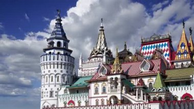 Izmaylovo 'daki Kremlin, Moskova, Rusya' daki hareketli bulutlara karşı ünlü İzmaylovo Vernissage 'a dayanan eşsiz kültür ve eğlence merkezi.