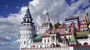 Izmaylovo 'daki Kremlin, Moskova, Rusya' daki hareketli bulutlara karşı ünlü İzmaylovo Vernissage 'a dayanan eşsiz kültür ve eğlence merkezi.