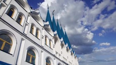 Izmaylovo 'daki Kremlin, Moskova, Rusya' daki hareketli bulutlara karşı ünlü İzmaylovo Vernissage 'a dayanan eşsiz kültür ve eğlence merkezi.