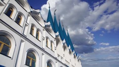 Izmaylovo 'daki Kremlin, Moskova, Rusya' daki hareketli bulutlara karşı ünlü İzmaylovo Vernissage 'a dayanan eşsiz kültür ve eğlence merkezi.