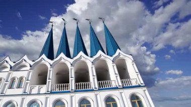 Izmaylovo 'daki Kremlin, Moskova, Rusya' daki hareketli bulutlara karşı ünlü İzmaylovo Vernissage 'a dayanan eşsiz kültür ve eğlence merkezi.