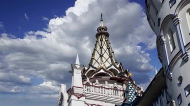 Izmaylovo 'daki Kremlin, Moskova, Rusya' daki hareketli bulutlara karşı ünlü İzmaylovo Vernissage 'a dayanan eşsiz kültür ve eğlence merkezi.