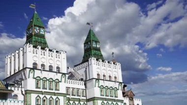 Izmaylovo 'daki Kremlin, Moskova, Rusya' daki hareketli bulutlara karşı ünlü İzmaylovo Vernissage 'a dayanan eşsiz kültür ve eğlence merkezi.