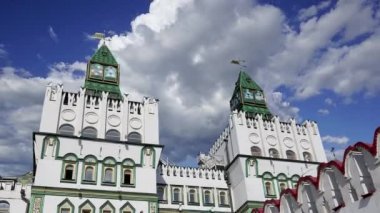 Izmaylovo 'daki Kremlin, Moskova, Rusya' daki hareketli bulutlara karşı ünlü İzmaylovo Vernissage 'a dayanan eşsiz kültür ve eğlence merkezi.